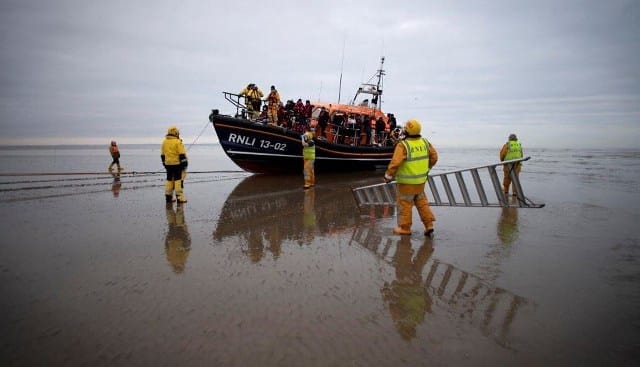فرنسا: مصرع خمسة مهاجرين بسبب برودة المياه أثناء محاولة عبور المانش باتجاه بريطانيا