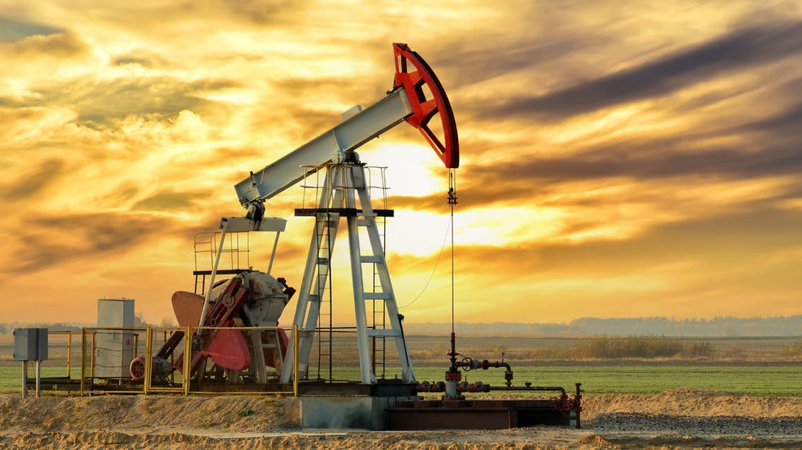 النفط يغلق منخفضا رغم استمرار الصراع في الشرق الأوسط