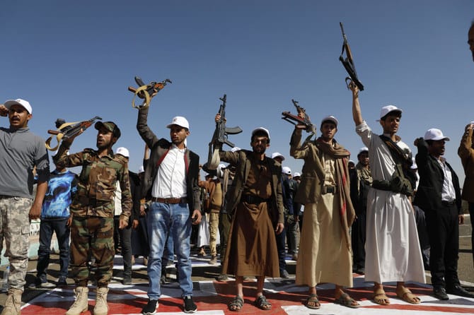 زعيم الحوثيين يهدد بـ"مفاجآت وأعمال غير متوقعة" في البحر الأحمر