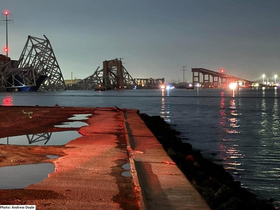 انهيار أحد أعلى الجسور في العالم إثر اصطدام سفينة حاويات