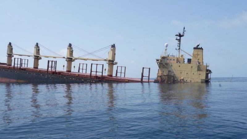 الحوثيون يعلنون استهداف سفينة "إسرائيلية" وسفن أميركية