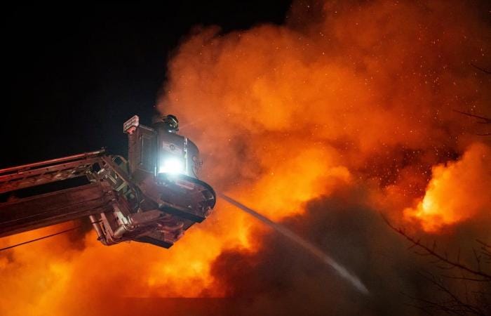 حريق ضخم يخرج عن السيطرة في ليبيا.. ويقترب من خطوط الغاز