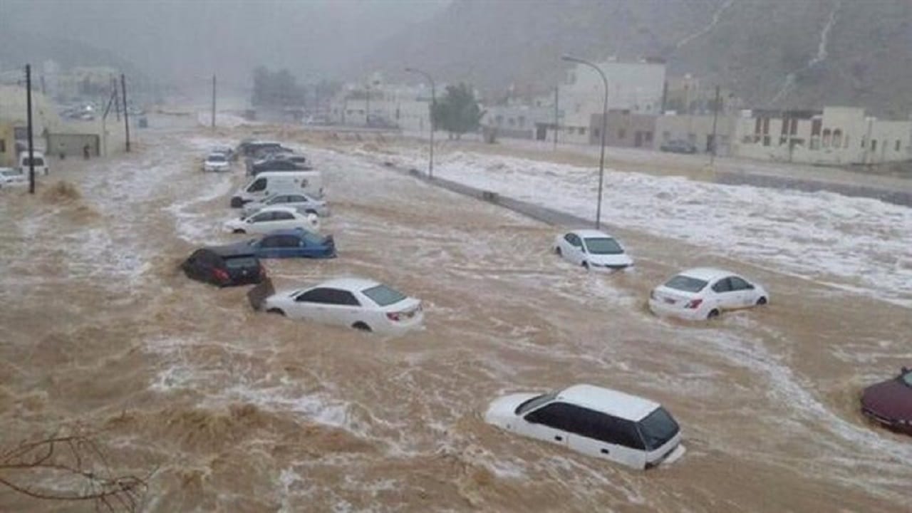 سيول تجتاح سلطنة عمان.. وتحذير جديد: "ابقوا بمنازلكم توجد حالة مطرية ثانية"!