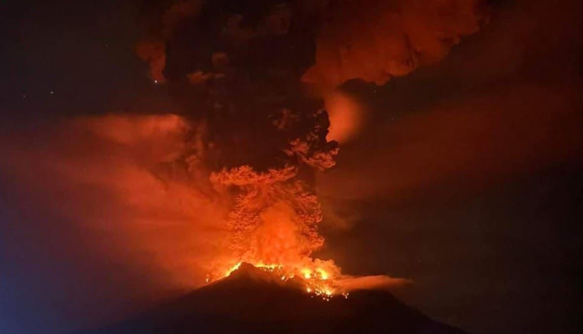 إندونيسيا تغلق مطاراً قريباً من بركان ثائر وتجلي آلاف السكان خشية حدوث تسونامي