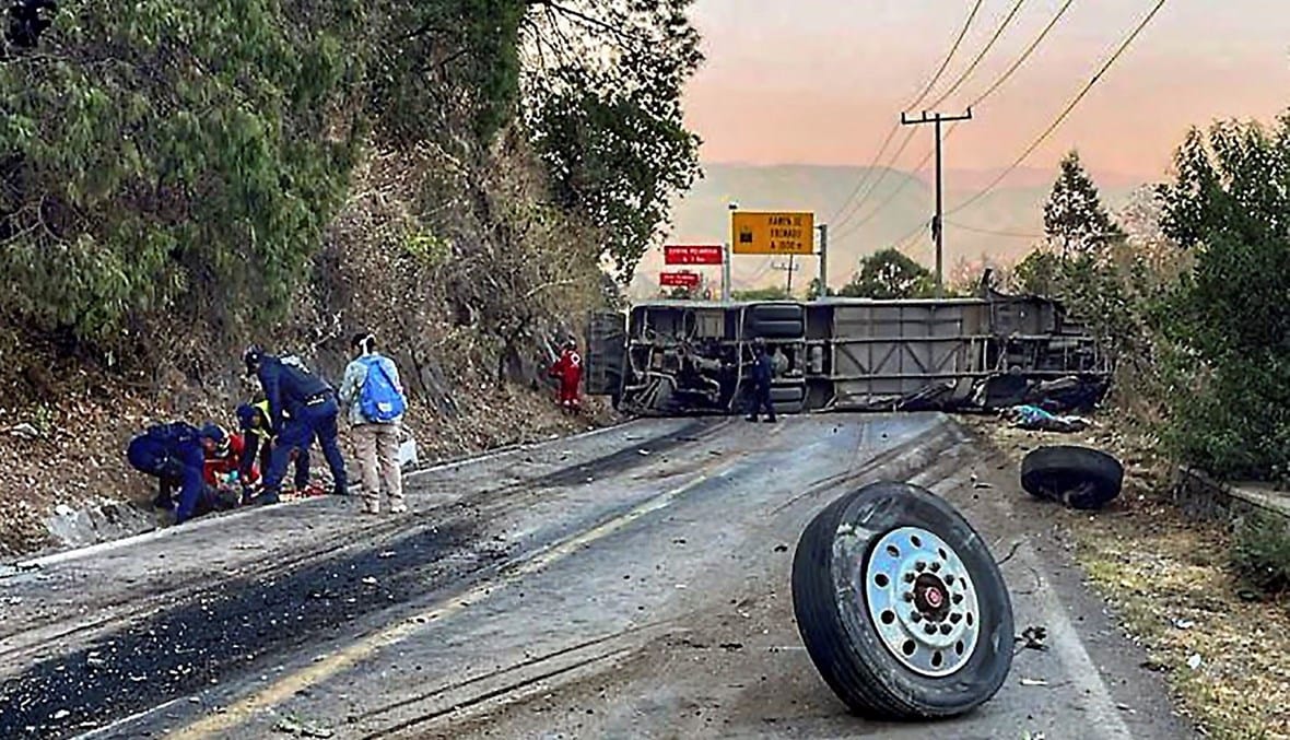 انقلاب حافلة... 14 قتيلاً و31 جريحاً بحادث سير في المكسيك!