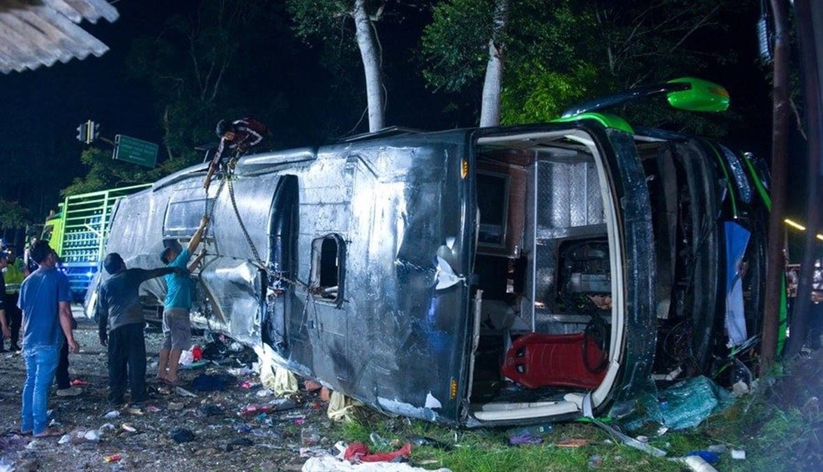 انحراف حافلة مدرسية... 11 قتيلاً بينهم 9 تلامذة في إندونيسيا