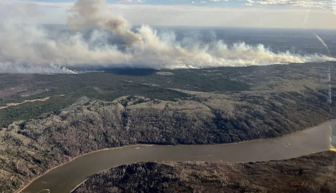 كندا: إجلاء آلاف السكان بسبب حرائق الغابات غربي البلاد