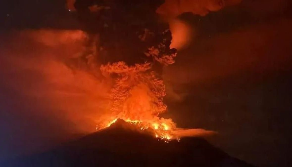 ثوران بركان إيبو في إندونيسيا يجبر السلطات على إخلاء 7 قرى