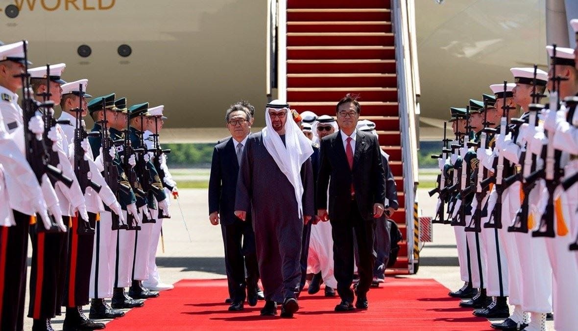 رئيس الإمارات يبدأ زيارة لكوريا الجنوبيّة... ولقاء مع قادة الشركات الكبرى