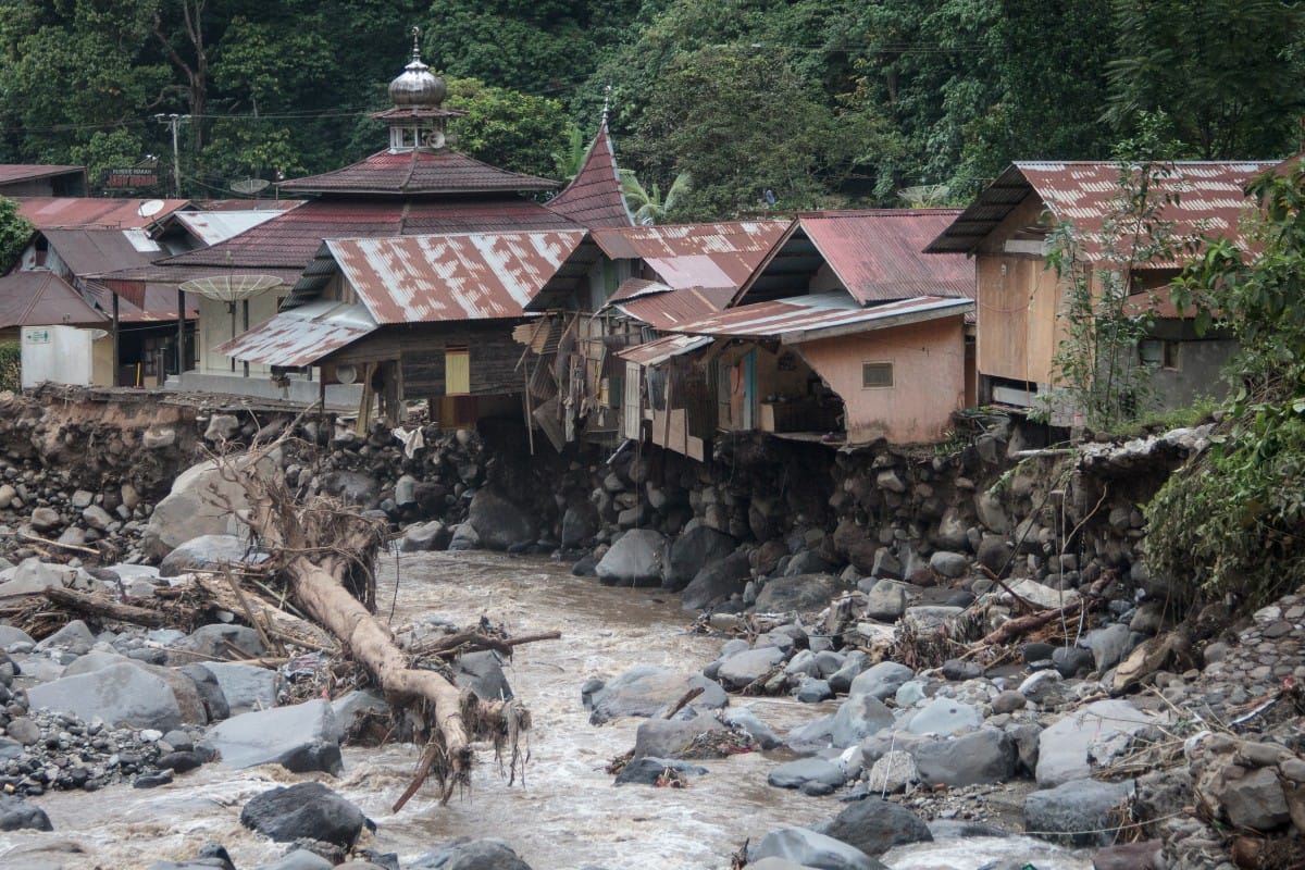 كارثة الفيضانات وتدفّق الحمم البركانية الباردة في إندونيسيا: 41 قتيلاً و17 مفقوداً