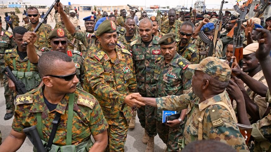 الجيش السوداني: لا نستهدف المدنيين وملتزمون بقواعد الحرب