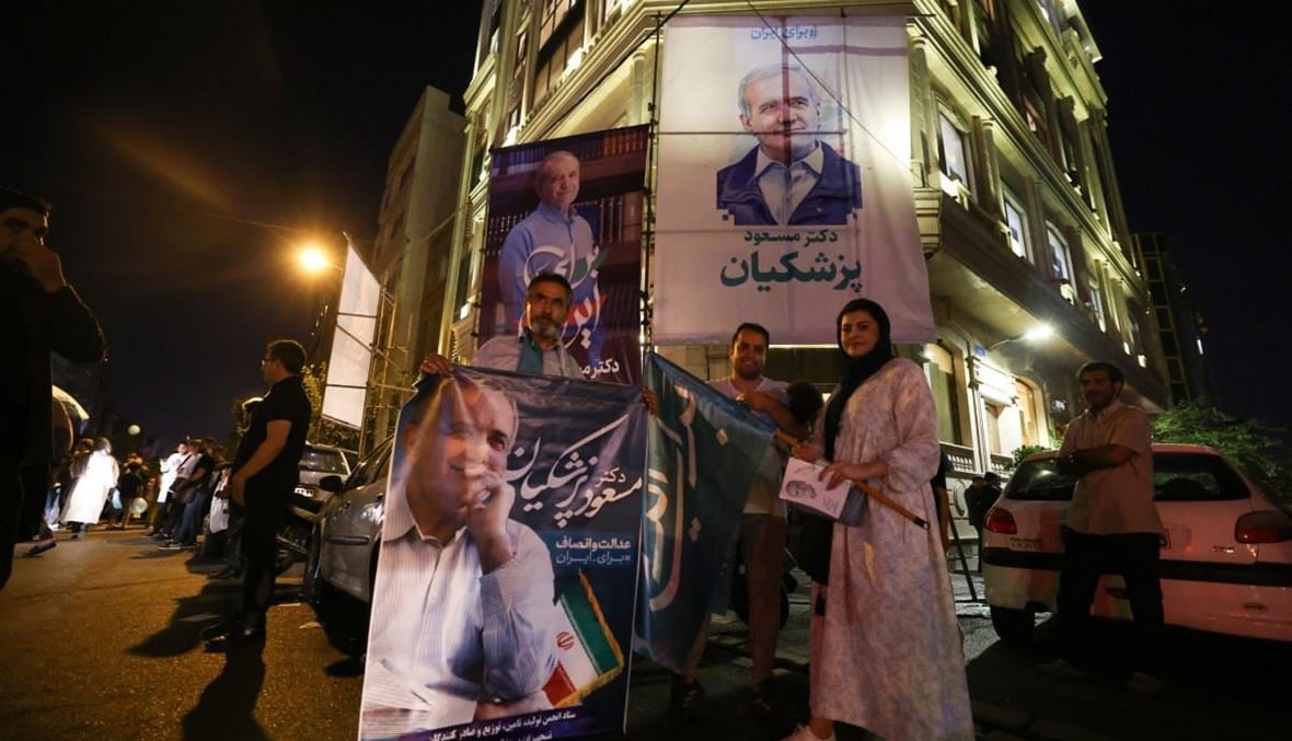 انتخابات إيران... مرشحا الرئاسة يشاركان في تجمّعات قبل الجولة الثانية
