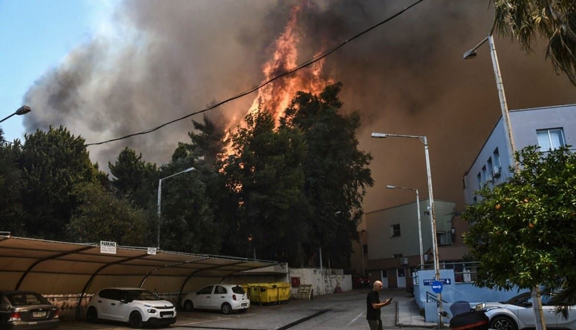 حرائق تغلق المعبر الرئيسي بين اليونان ومقدونيا الشماليّة