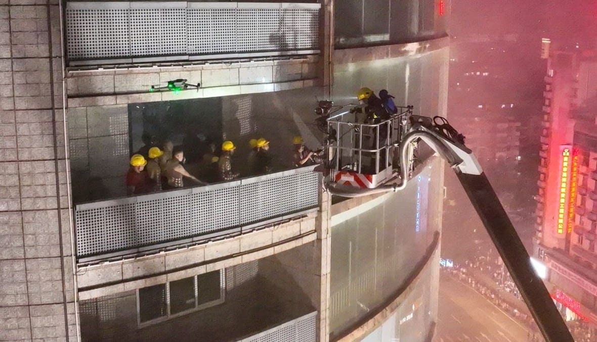 حريق بمركز تجاري في الصين والنيران تُحاصر الضحايا: سقوط 16 قتيلاً