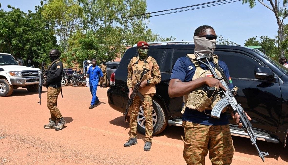 جيش بوركينا فاسو يدين مقاطع فيديو لجنود مزعومين يمثلون بجثث