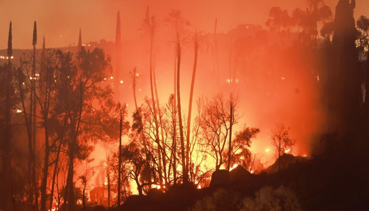 حريق غابات يتمدّد سريعاً في كاليفورنيا... والآلاف يغادرون منازلهم