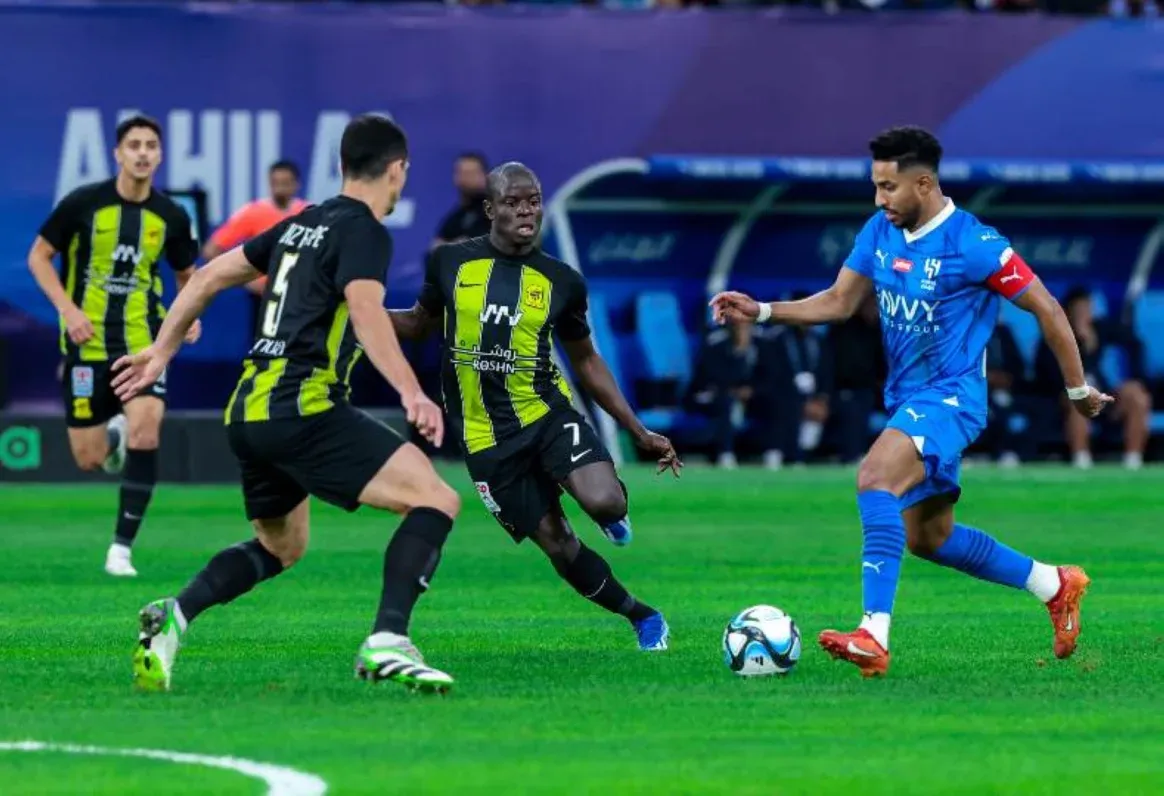 الدوري السعودي: مواجهة نارية بين "الهلال" و "الاتحاد"