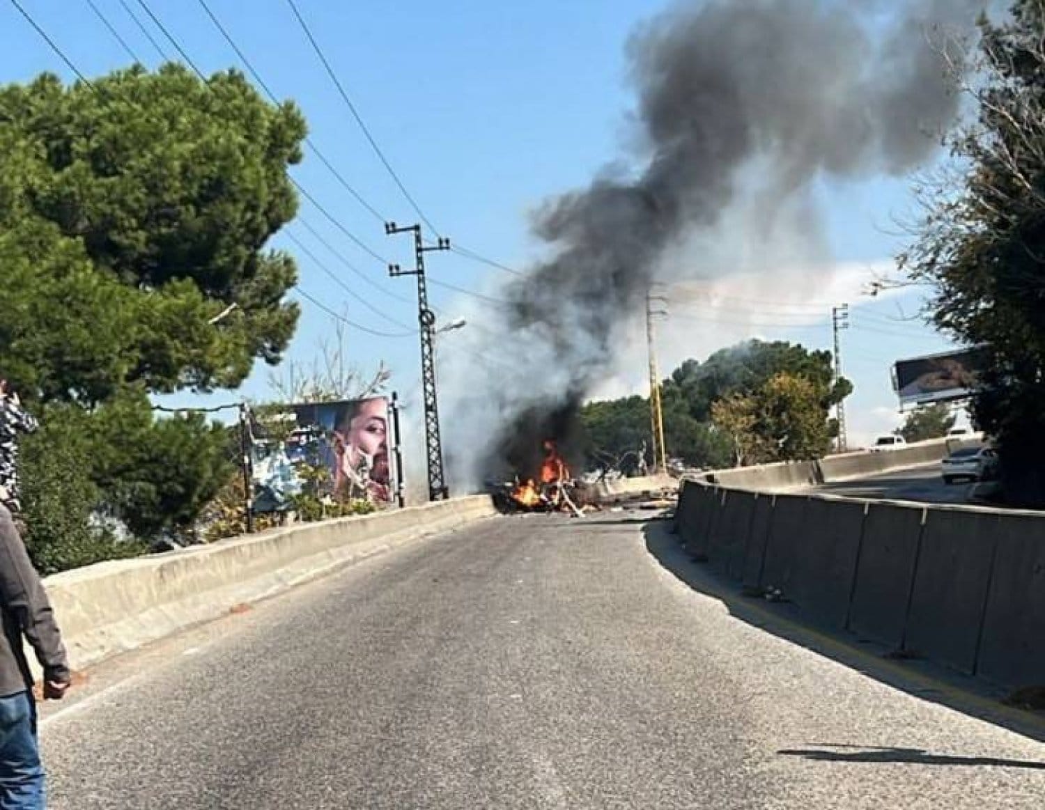 قتيل في غارة إسرائيلية على حافلة صغيرة محمّلة بالذخيرة في جبل لبنان