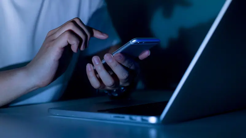 شاب ياباني يعيش بكابوس 'متلازمة الرأس المتدلي' بسبب الهاتف!