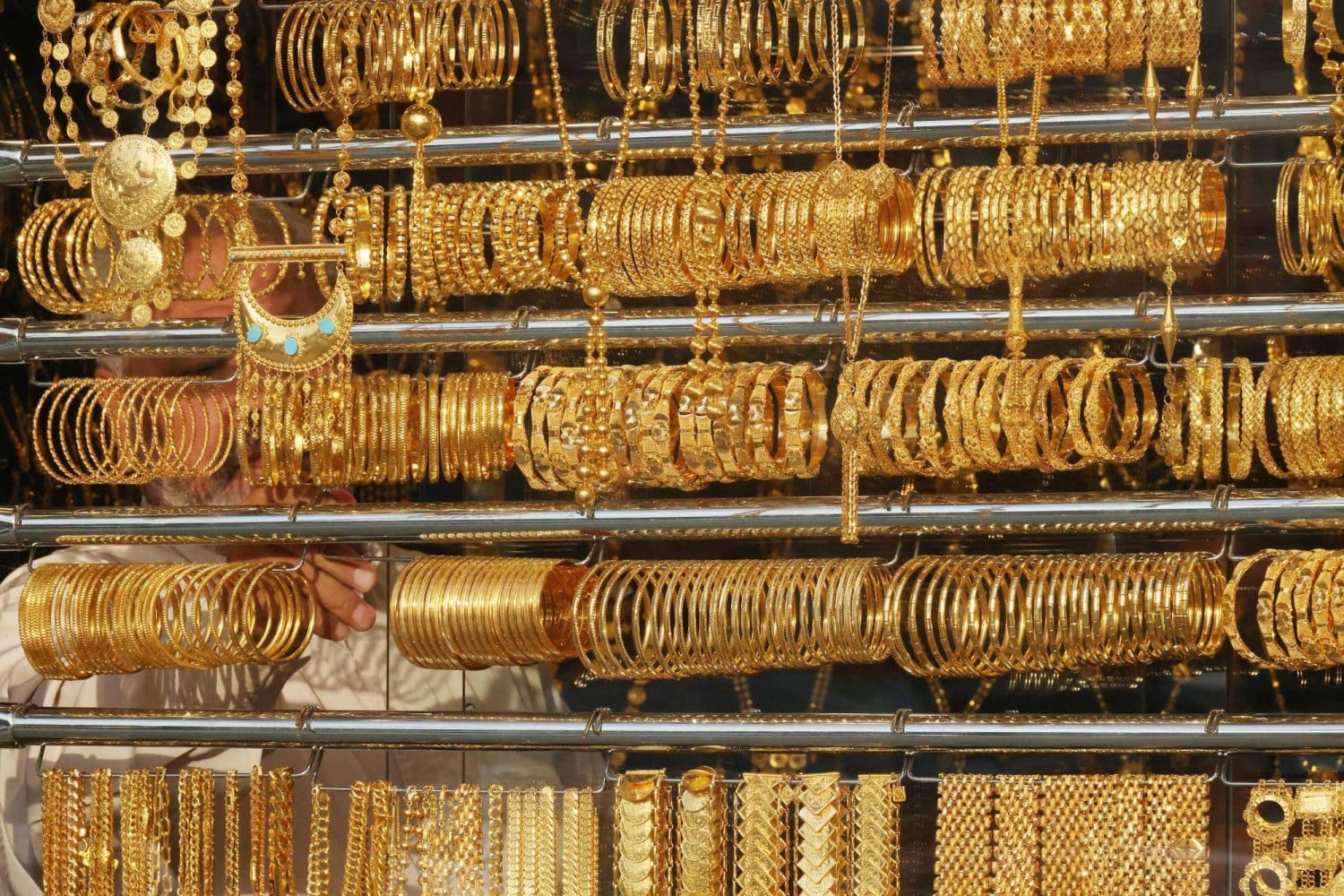 أسعار الذهب قرب أدنى مستوى في أكثر من أسبوع