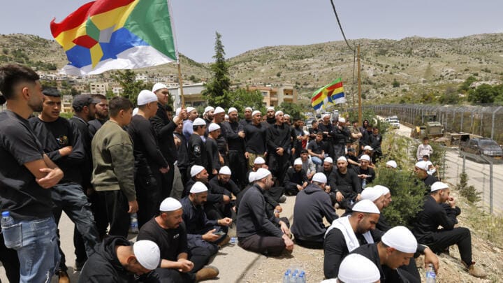 مجموعة مسلحة تحتجز محافظ السويداء بسوريا من أجل الإفراج عن سجين