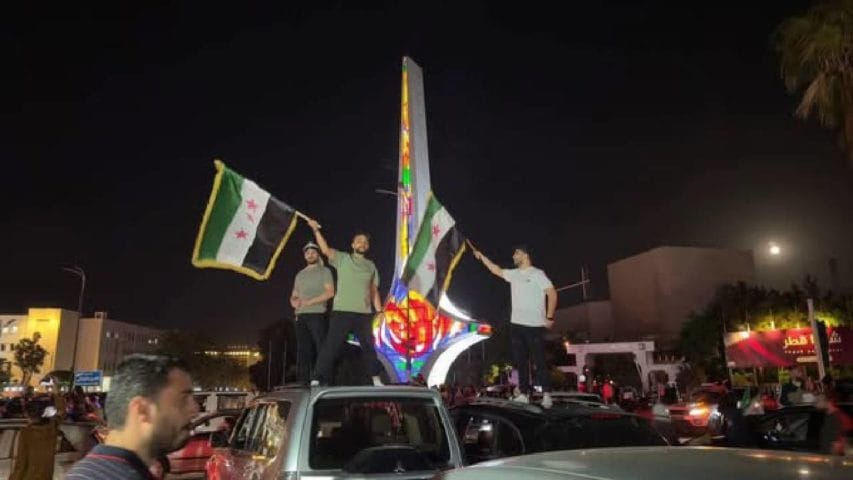 السوريون يرقصون في الشوارع... ونهاية "شهر العسل" بين واشنطن وطهران تلوح في الأفق