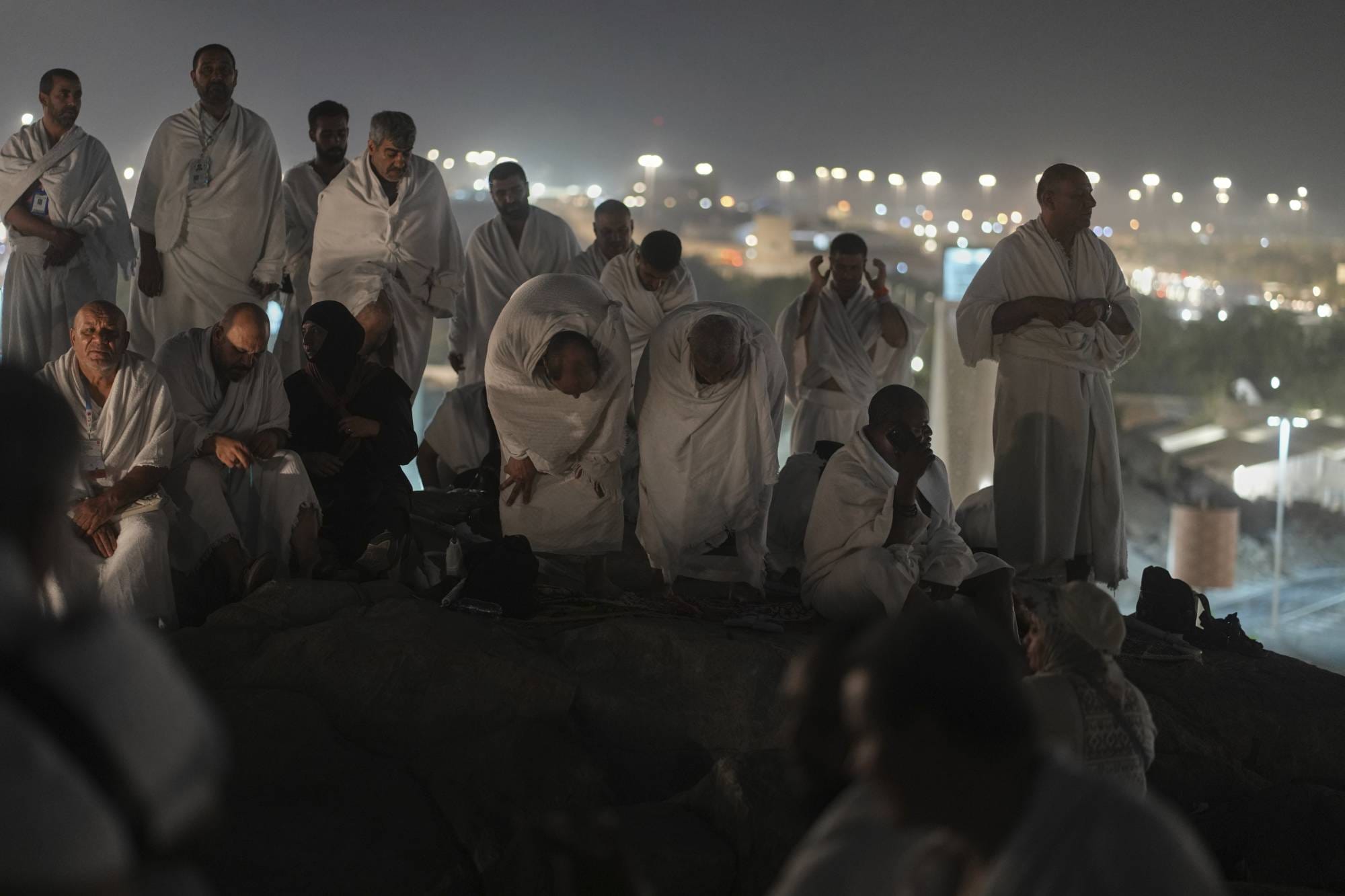 الحجاج يتوافدون على عرفات لأداء الركن الأعظم