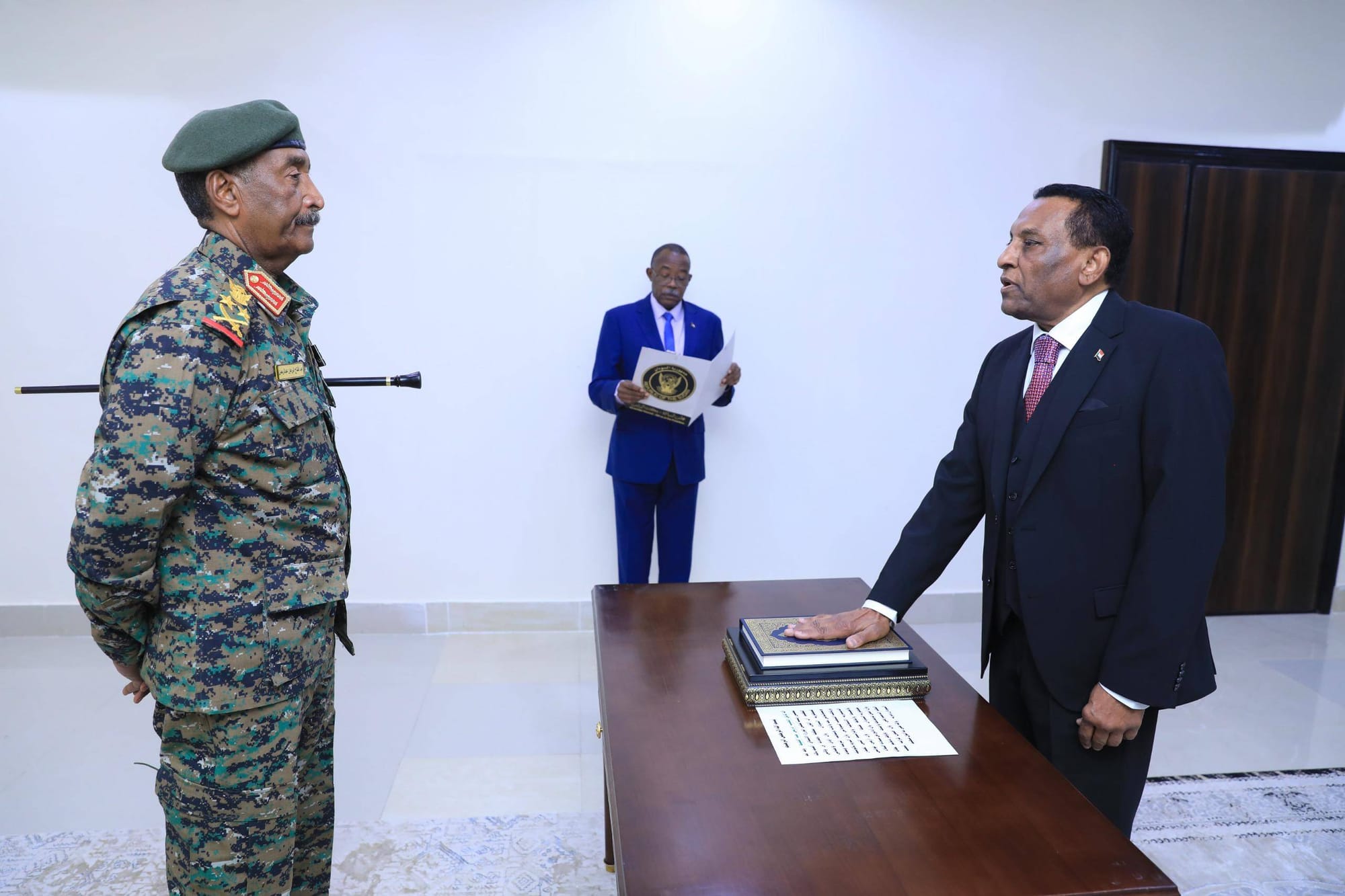 رئيس وزراء السودان يتعهد بـ"القضاء على التمرد" ويحل الحكومة