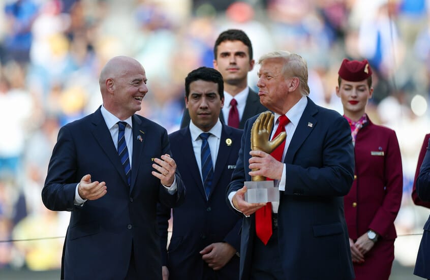 ترامب يسلم تشيلسي كأس العالم للأندية 2025