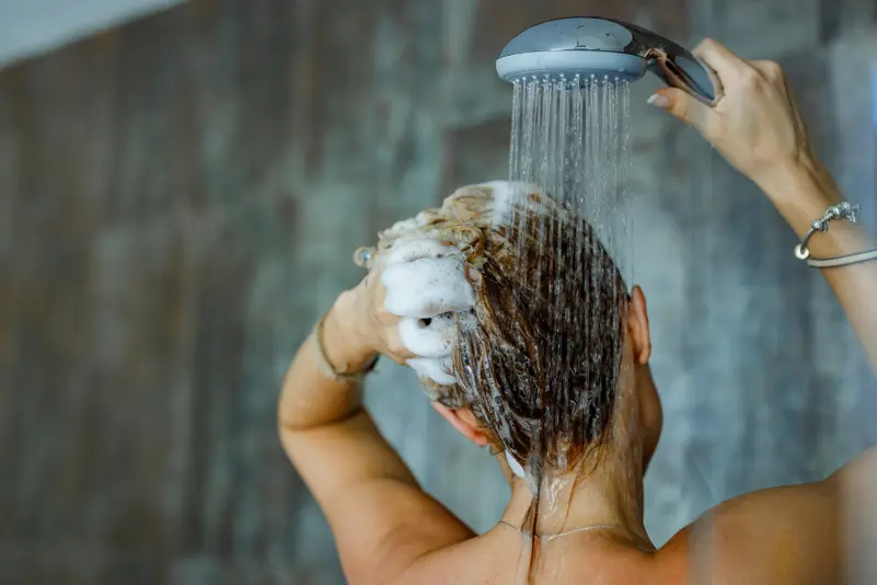 الاستحمام ليلاً أو صباحاً.. أيهما يعزز جودة نومك؟