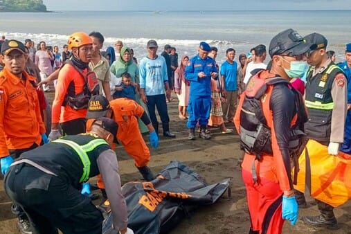 قتلى وجرحى ومفقودون في حادث غرق عبّارة بإندونيسيا