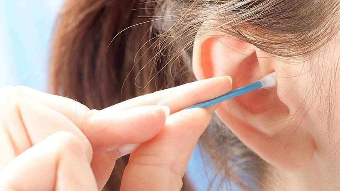 دراسة حديثة تكشف العلاقة بين شمع الأذن ومرض الشلل الرعاش