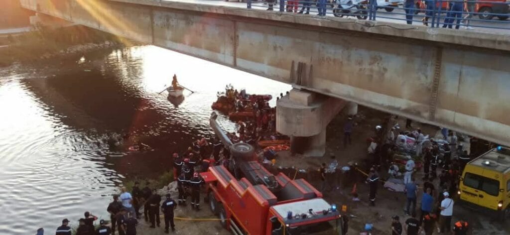 مأساة بالجزائر.. مقتل 18 إثر سقوط حافلة من جسر في مجرى نهر