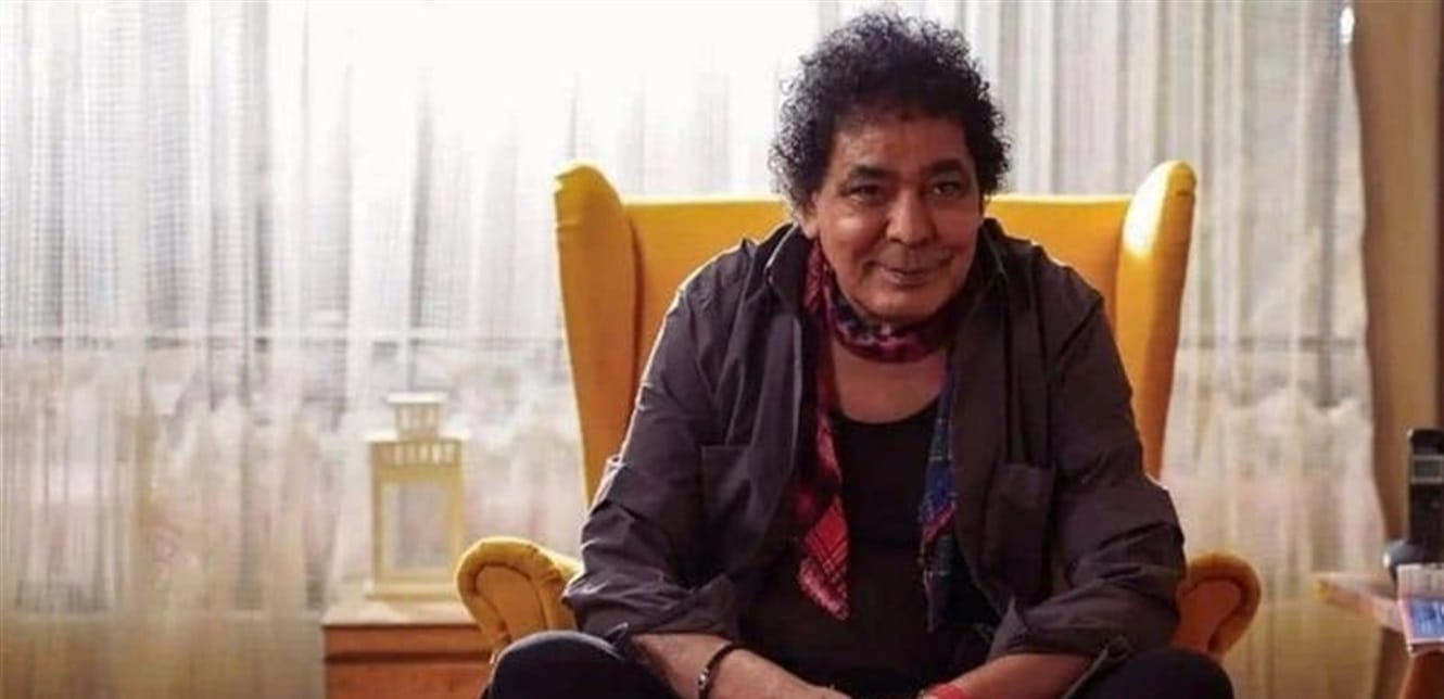 مشاكل بالكلى والكبد.. نقل الفنان محمد منير إلى المستشفى