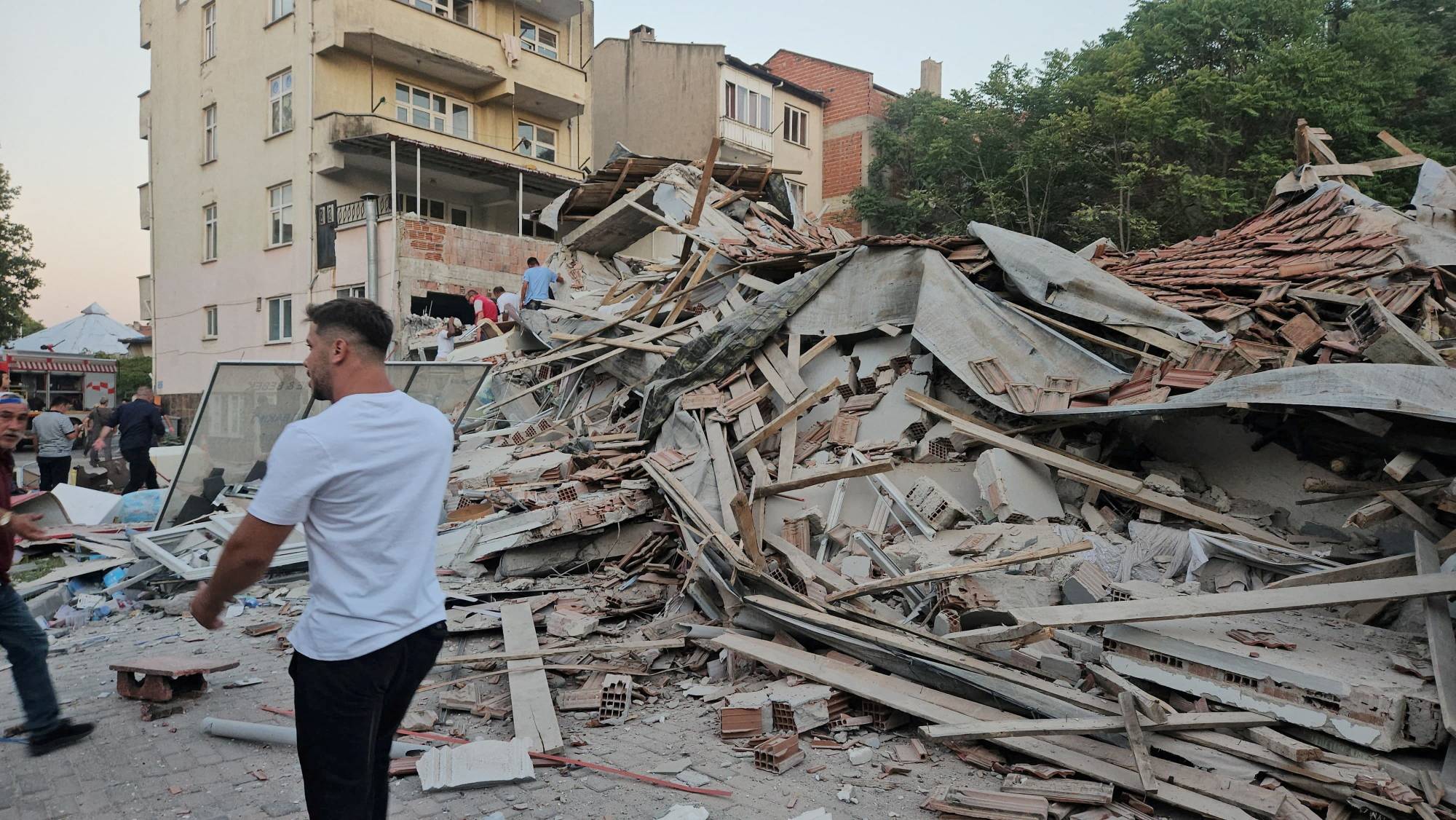 200 هزة ارتدادية تضرب غرب تركيا بعد زلزال بقوة 6.1 درجة