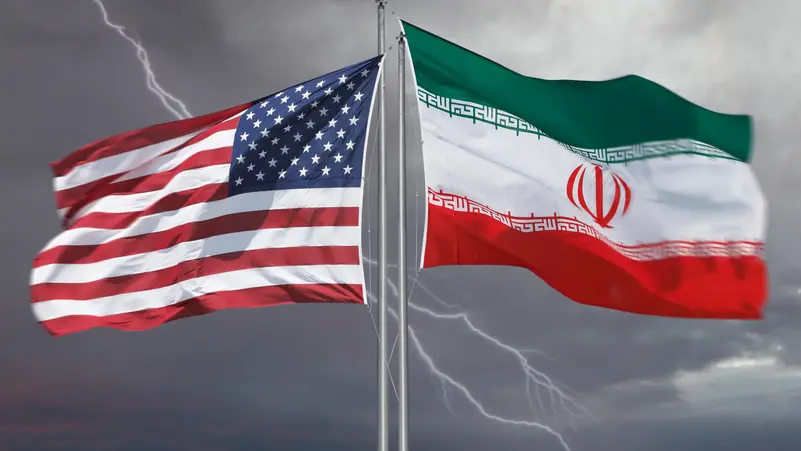 واشنطن تنفذ ترحيلاً جماعياً لـ100 إيراني بعد تفاهم مع طهران
