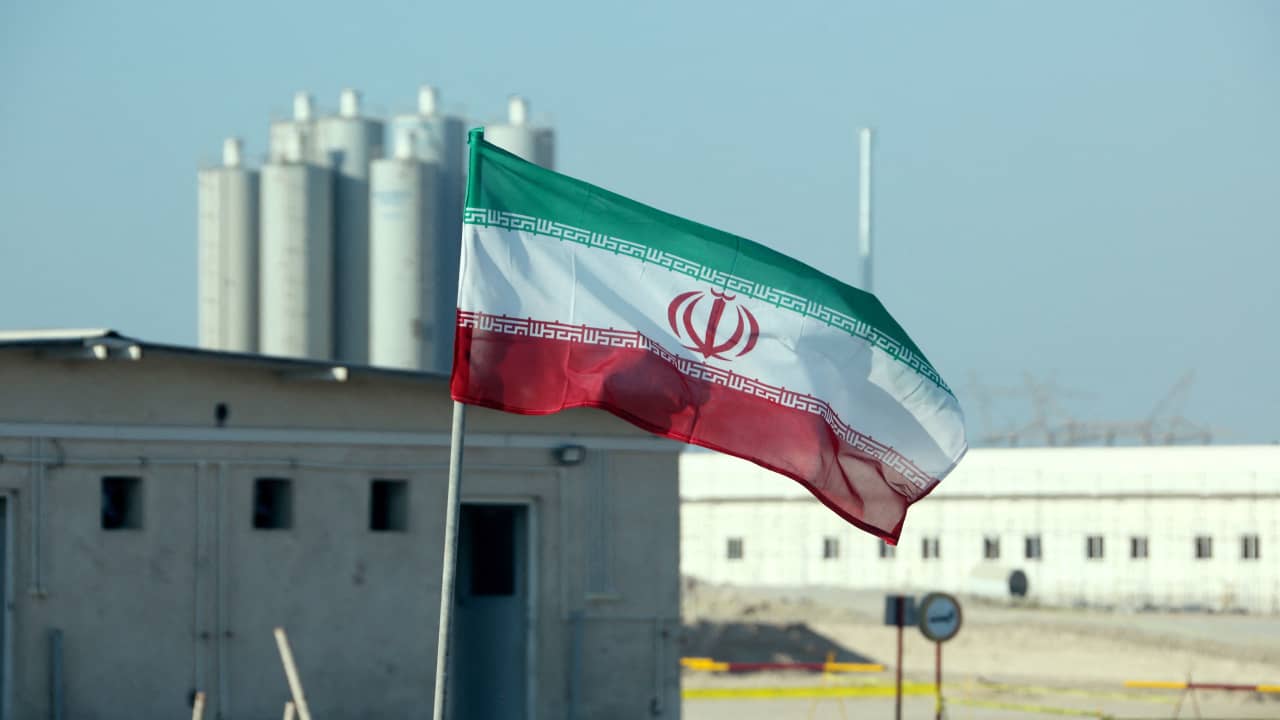 ماكرون يشير لاحتمالية إعادة فرض العقوبات على إيران بنهاية الشهر