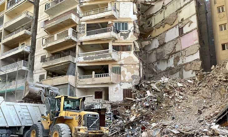 انهيار عقار في الإسكندرية.. والسلطات تبحث عن ناجين تحت الأنقاض