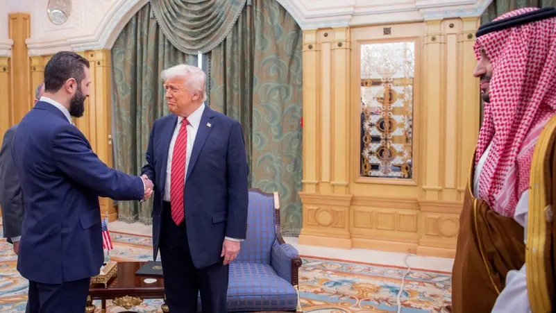 ترامب يمهّد لإعادة النظر في عقوبات قيصر ضد دمشق