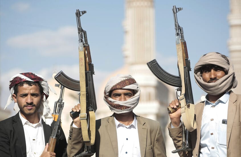ضبط سفينة قرب باب المندب تحمل أسلحة إيرانية للحوثيين