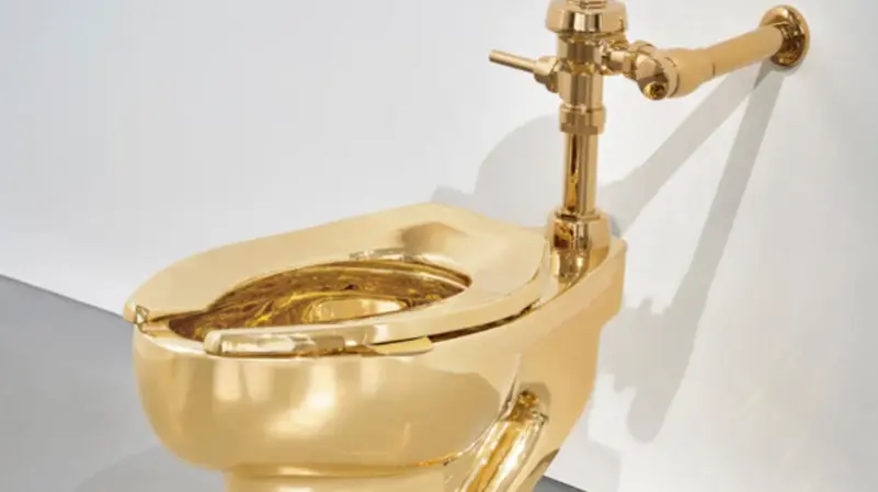 المرحاض الذهبي المسروق يحقق 12 مليون دولار في المزاد
