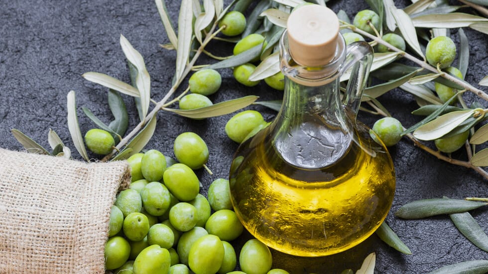 سرّ المعمّرين في حوض المتوسط.. ملعقة زيت زيتون يومياً