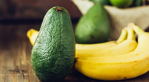 الأفوكادو أم الموز.. أيهما أفضل للفطور؟