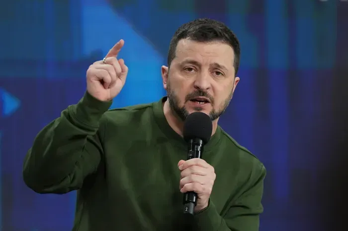 زيلينسكي يعلن عن مناقشة ملفات حساسة مع ترامب