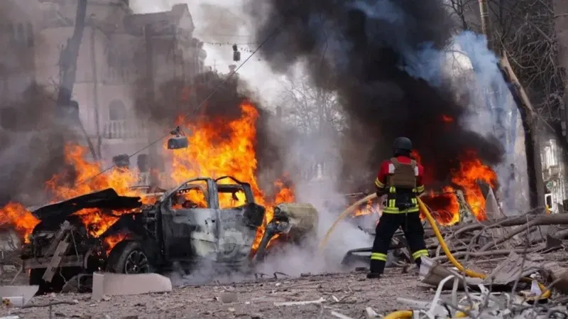 روسيا تقصف أوكرانيا بالصواريخ والمسيرات وتصيب عشرات الأشخاص