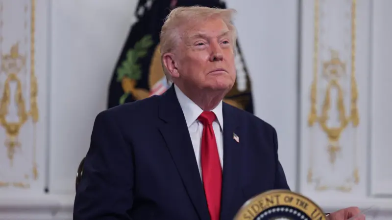 ترامب يبطل أوامر بايدن التنفيذية الموقعة بالقلم الآلي