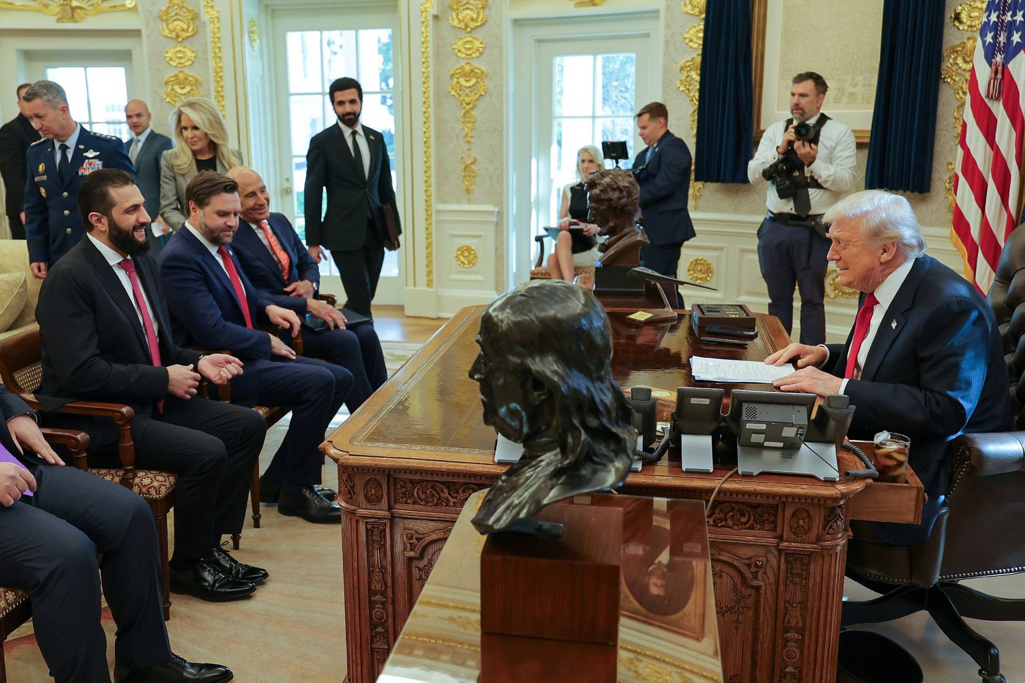 بعد اجتماع تاريخي في البيت الأبيض.. ترمب يشيد بالشرع: "القويّ جدا"