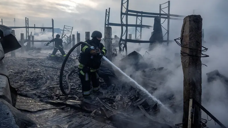 قبيل زيارة زيلينسكي إلى واشنطن… هجوم روسي واسع يستهدف كييف