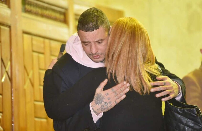 أحمد الفيشاوي يفقد أعصابه ويصادر هاتف مصور خلال جنازة والدته