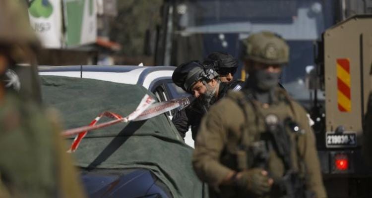 إصابة إسرائيليين اثنين بعملية طعن قرب رام الله